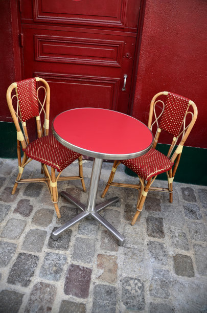 红色法国人行道咖啡馆椅子和桌子图片下载