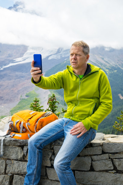 在山里远足时自拍图片下载