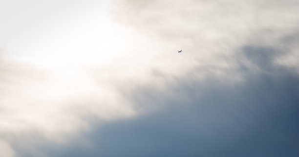 飞机在恶劣天气中飞来飞去图片下载