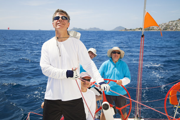 帆船上的水手图片下载