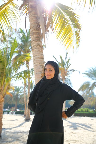 在海滩上的阿联酋妇女图片下载