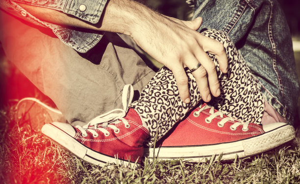 父亲和女儿交叉着他们的运动鞋图片下载