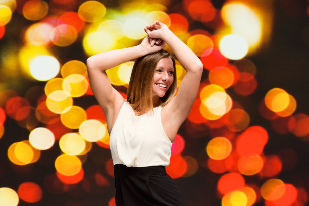 乐呵呵的女人在散科前跳舞图片下载