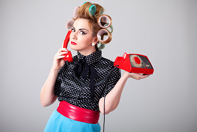 带着卷发器打电话的家庭主妇图片下载