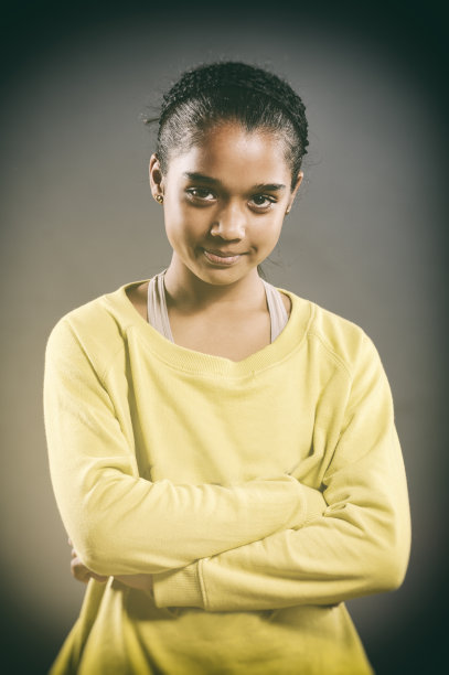 自信微笑的年轻女子双臂交叉图片下载