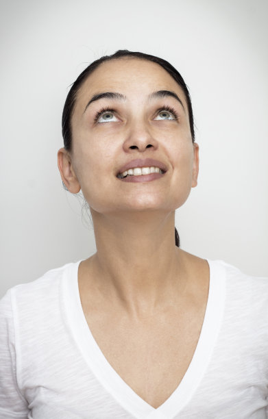 微笑的年轻女人图片下载