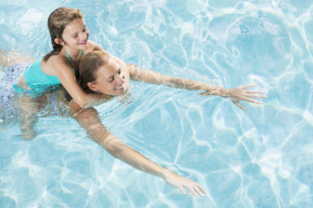 母亲和女儿在游泳池里图片下载