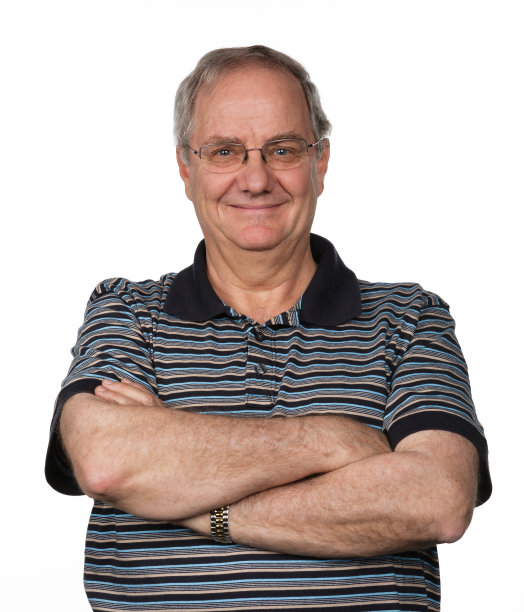 微笑着，双臂交叉的男人图片下载