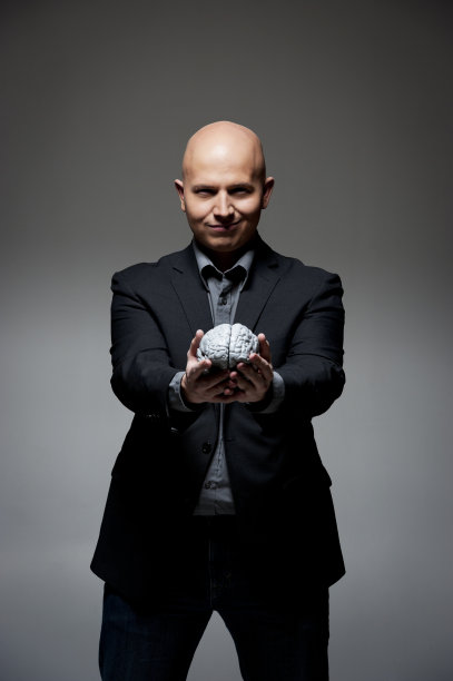 拿着大脑的男人图片下载