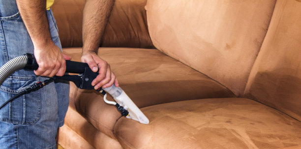 用真空吸尘器打扫图片下载