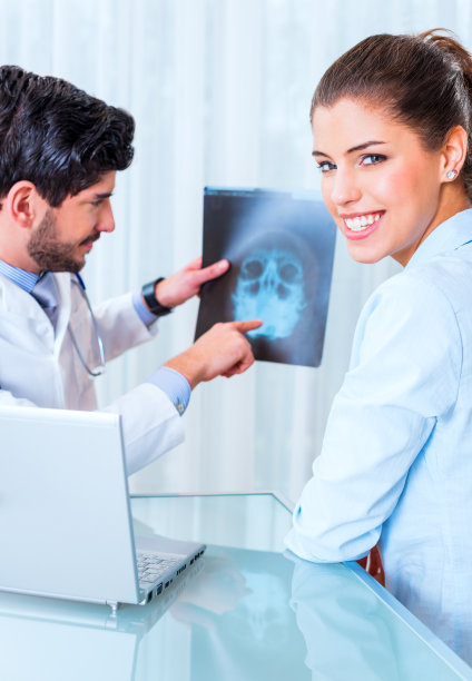 两位年轻医生正在评估X光片图片下载