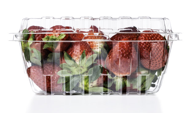 草莓在塑料透明容器图片下载