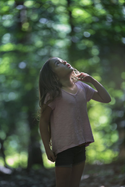 森林里的小女孩图片下载