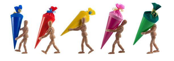 木制人体模型和锥形糖果袋图片下载