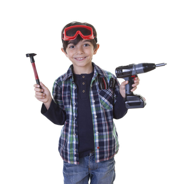 小男孩拿着钻头和锤子图片下载