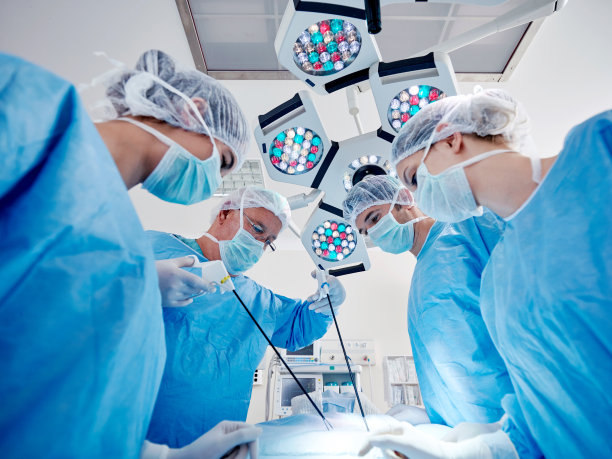 手术室的护士和外科医生图片下载