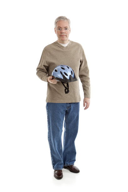 戴自行车头盔的男人图片下载