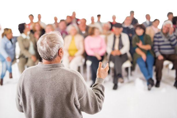 一位高级官员在研讨会上讲话的后视图。图片下载