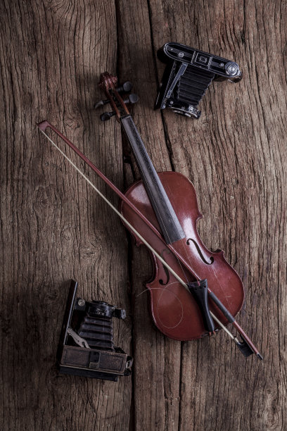 旧相机和小提琴图片下载
