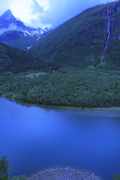 夜间的蓝山峡湾和瀑布——挪威图片下载
