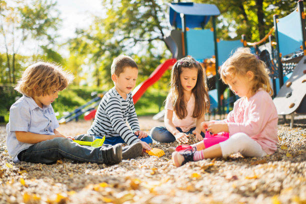 孩子们在操场上玩耍。图片下载
