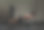 年轻女子在黑暗的健身房训练图片下载