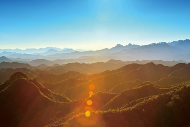 夕阳中的山脉图片下载