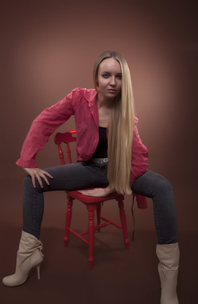 美丽的女孩坐在旧椅子上图片下载