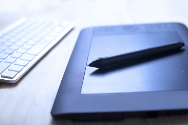 带笔和键盘的图形平板电脑图片下载