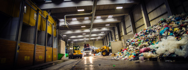 垃圾场里推土机的全景照片图片下载