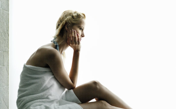 年轻女子放松在健康水疗中心图片下载