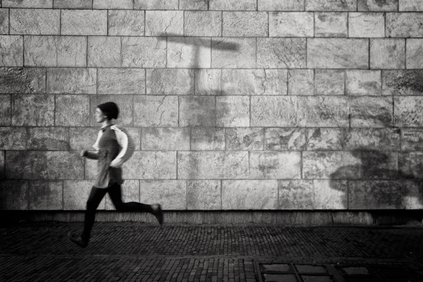 被她的影子追逐图片下载