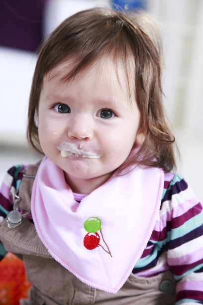 可爱的小女孩饭后图片下载