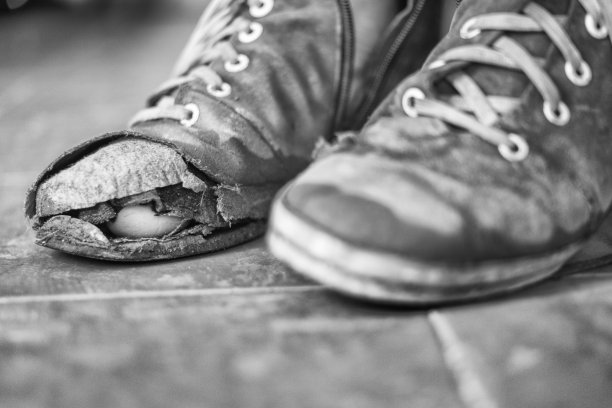 撕裂的童鞋图片下载