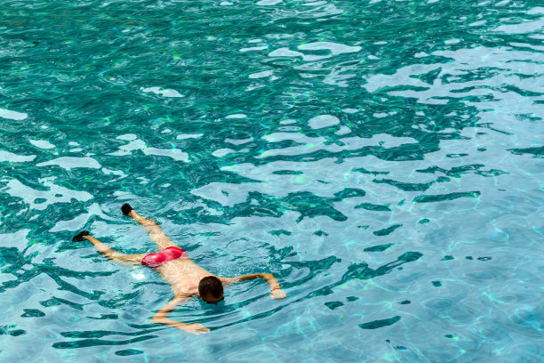 男子游泳图片下载