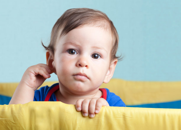 孩子和婴儿床图片下载