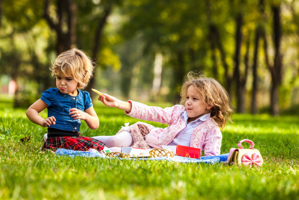 两个女孩在公园里玩图片下载