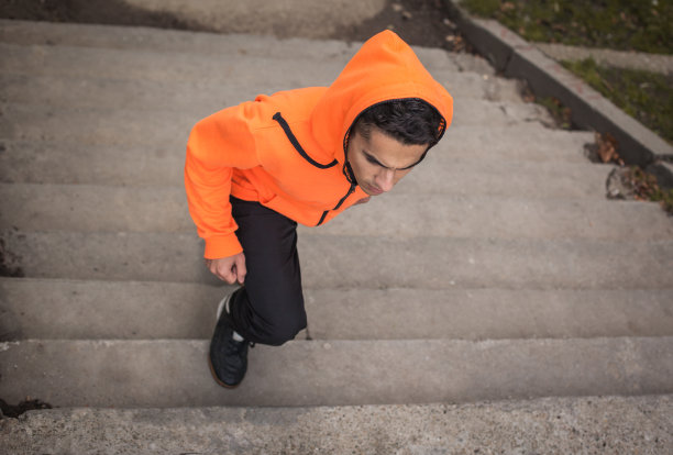 年轻人在街上奔跑图片下载