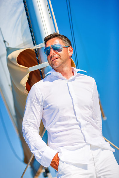 人们驾着帆船航行图片下载