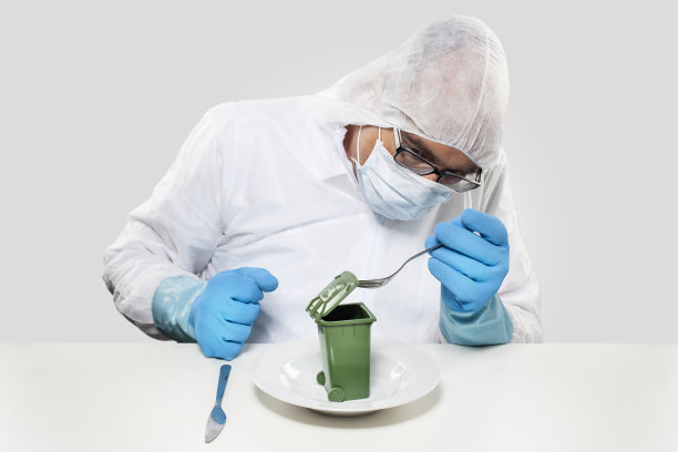 科学家检查一个带轮子的垃圾桶图片下载