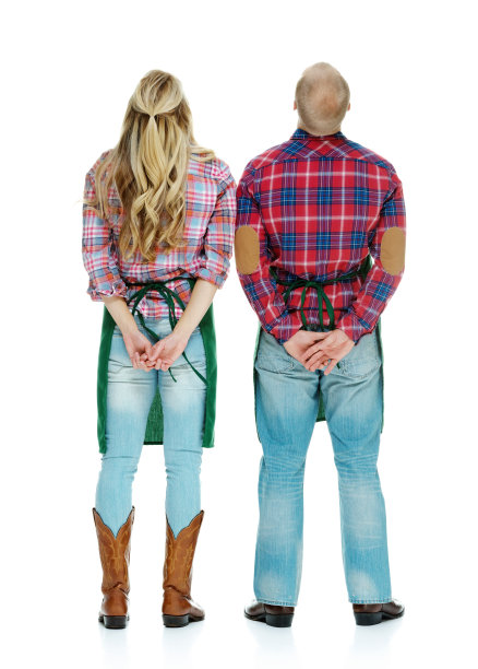 后视图，两个农民站着，向上看图片下载