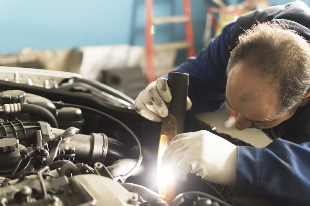 汽车机械师检查和检查柴油发动机汽车图片下载