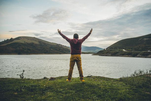 湖边的年轻人图片下载