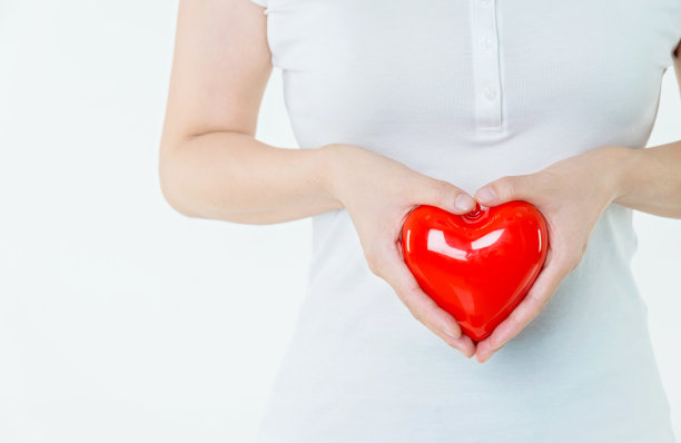 女人拿着一颗红心图片下载