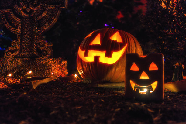 万圣节墓地墓地杰克O'Lantern南瓜图片下载