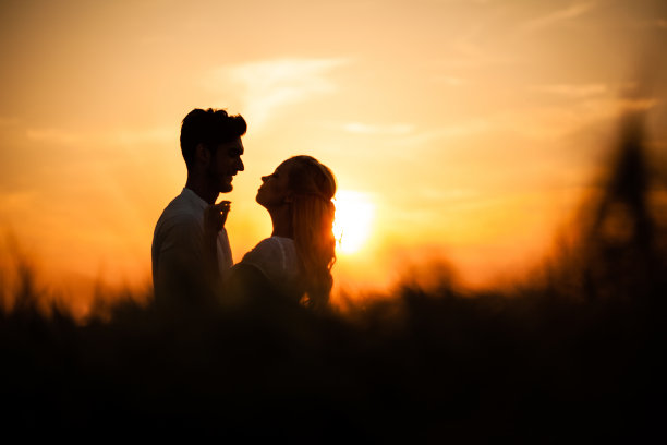 麦田里一对恩爱的情侣图片下载