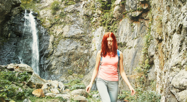 在山中行走的女人图片下载