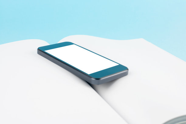 空白/空白的笔记本和智能手机(带有剪切路径的屏幕)图片下载