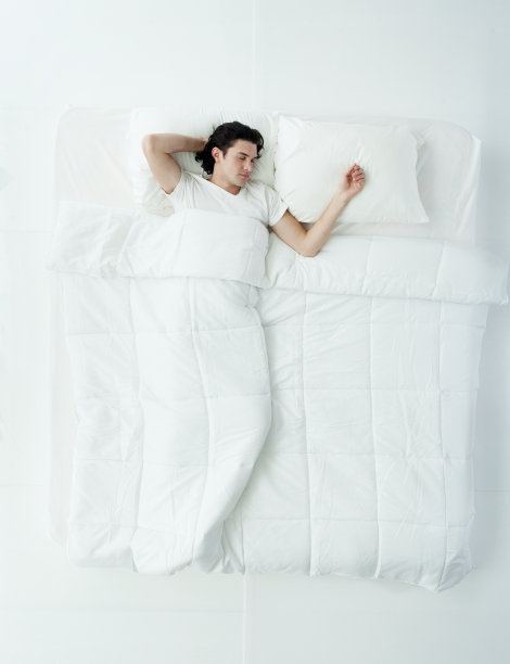 上图男子睡在床上图片下载