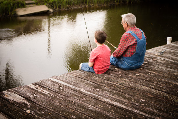 爷爷和曾孙钓鱼的后视图图片下载